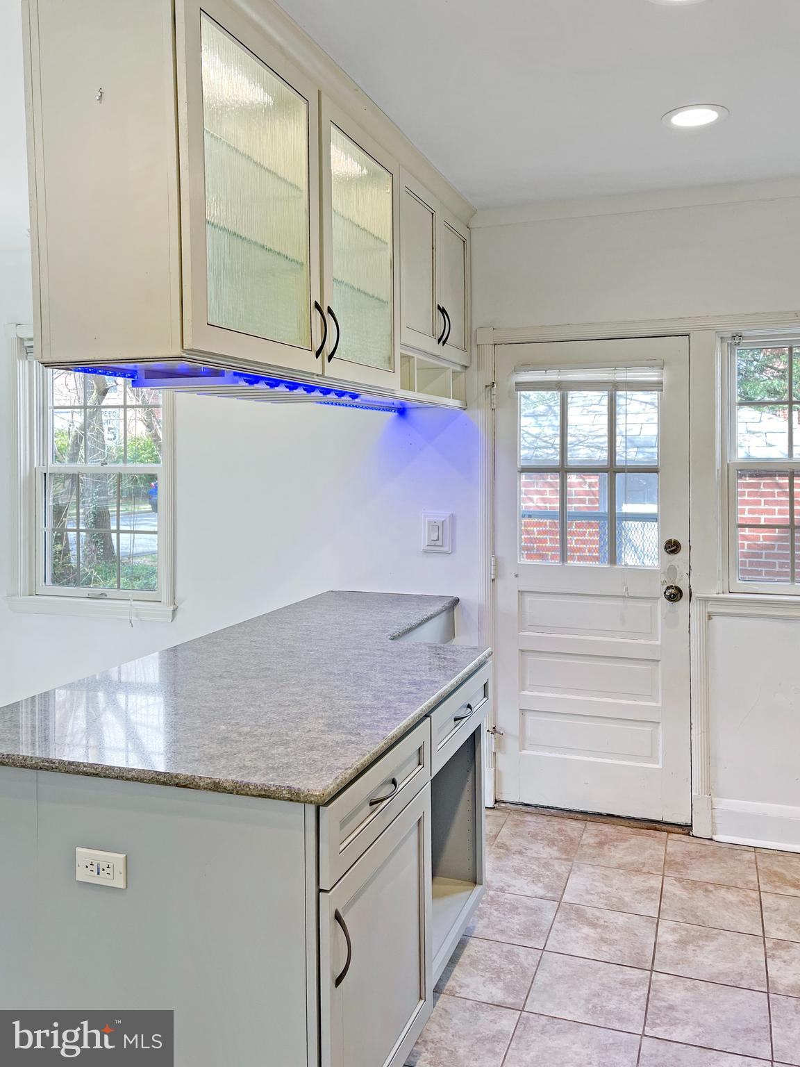401 Westshire Road Baltimore, MD 21229 - Photo 6 of 17
