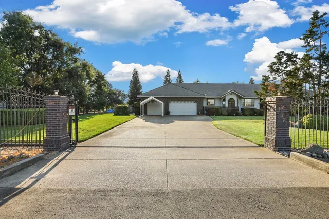 a view of a house with a big yard