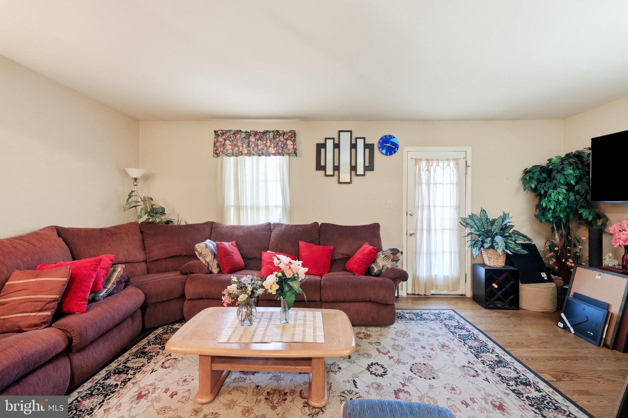 8029 Broken Reed Court Frederick, MD 21701 - Photo 4 of 22 Living Room