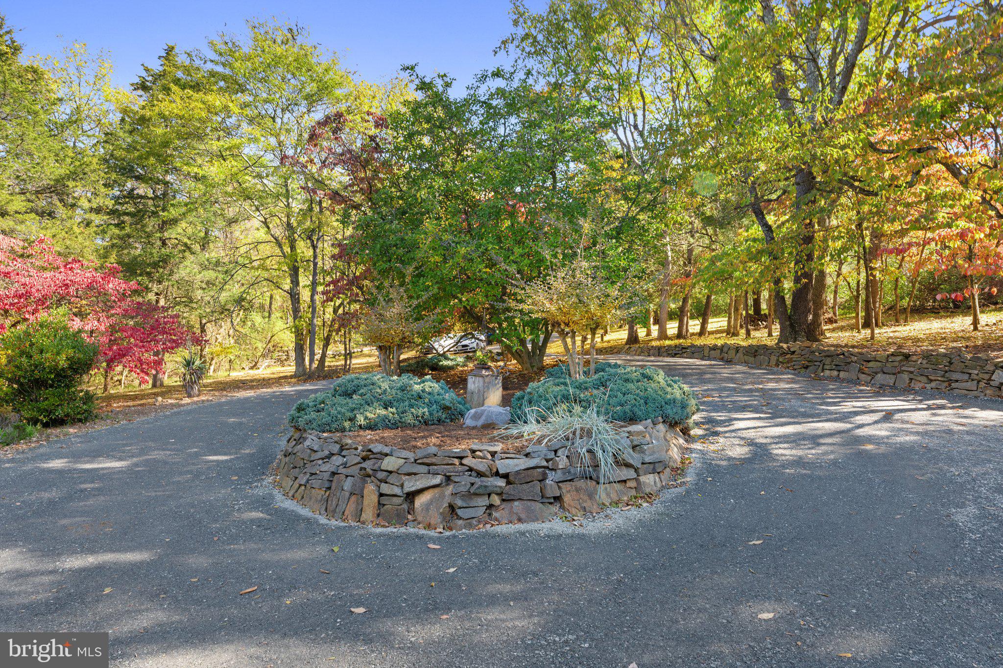 18163 Canby Road Leesburg, VA 20175 - Photo 47 of 69 Driveway island