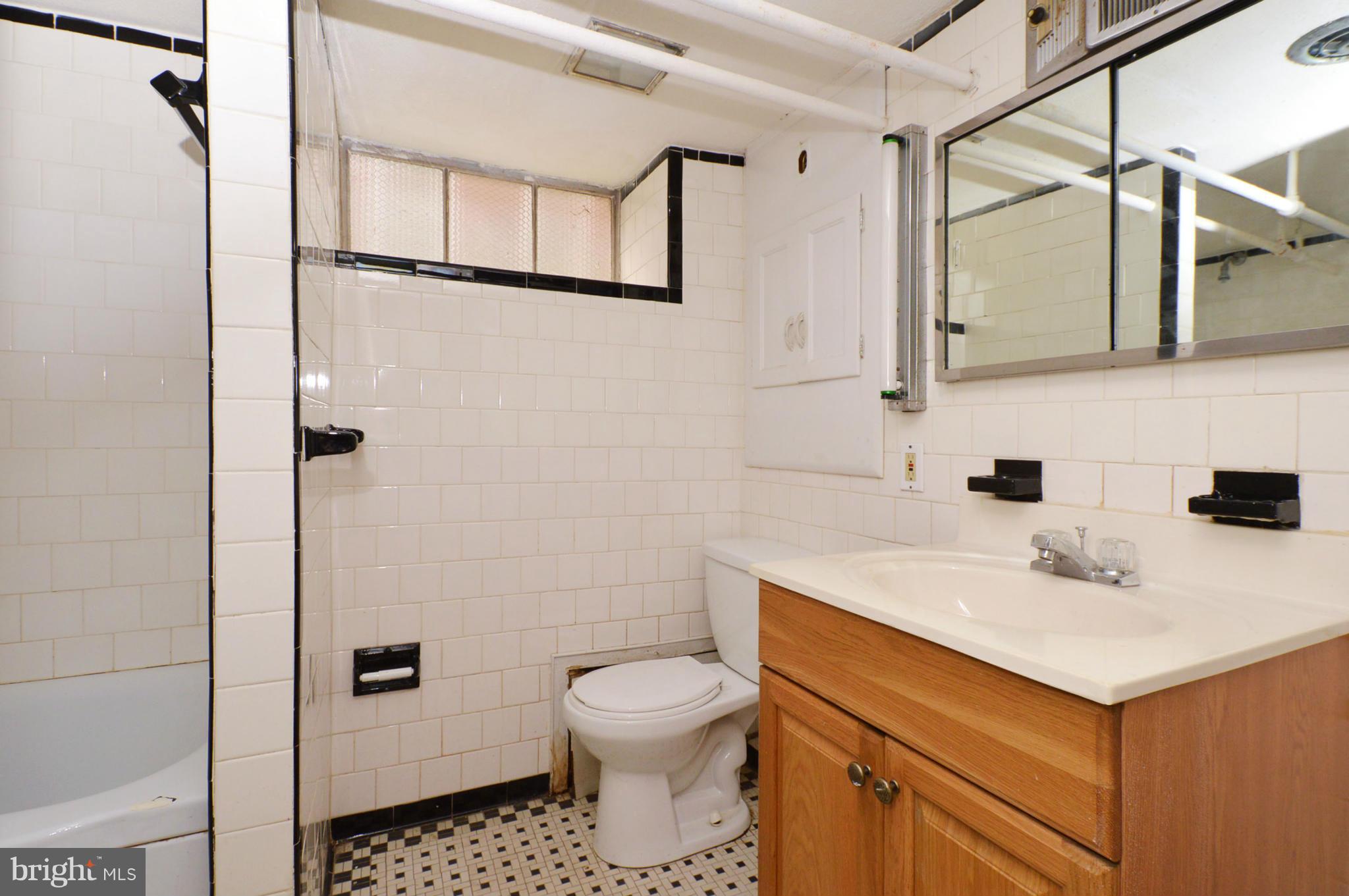4611 Harcourt Road Baltimore, MD 21214 - Photo 14 of 30 Bath