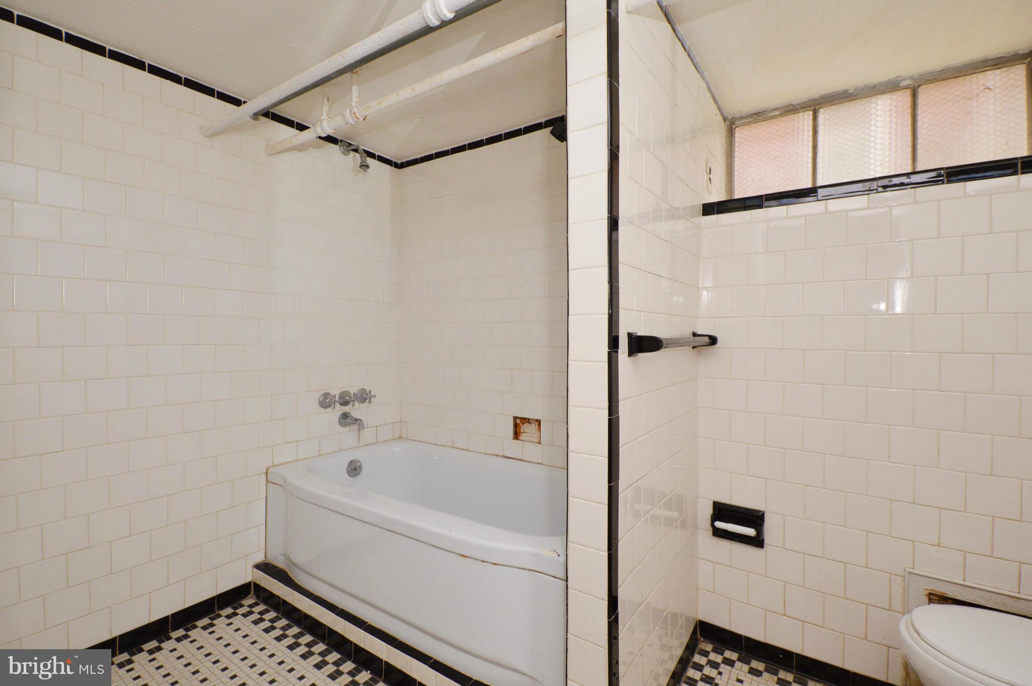 4611 Harcourt Road Baltimore, MD 21214 - Photo 15 of 30 Bath
