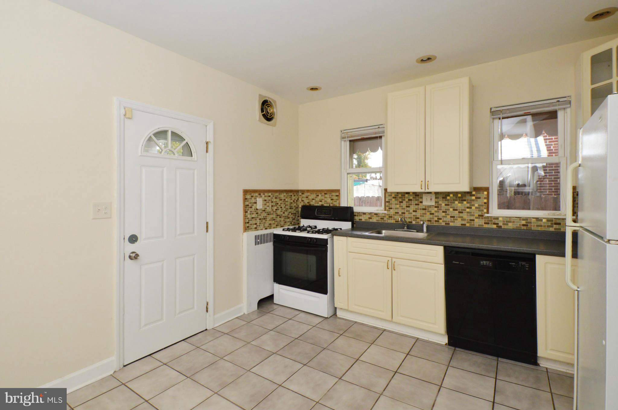 4611 Harcourt Road Baltimore, MD 21214 - Photo 10 of 30 Kitchen