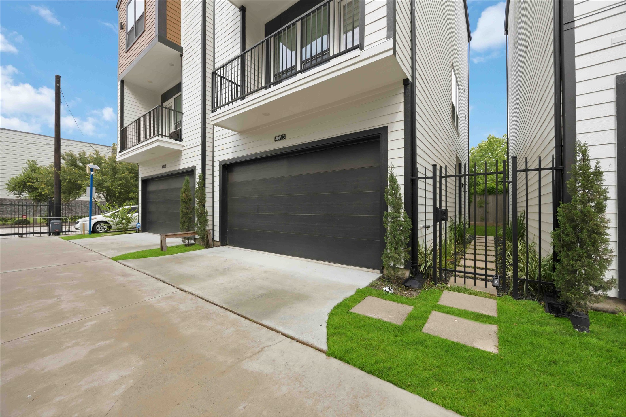 4013 Griggs Road, Unit B Houston, TX 77021 - Photo 2 of 9 2 car garage, gated entry with balcony!