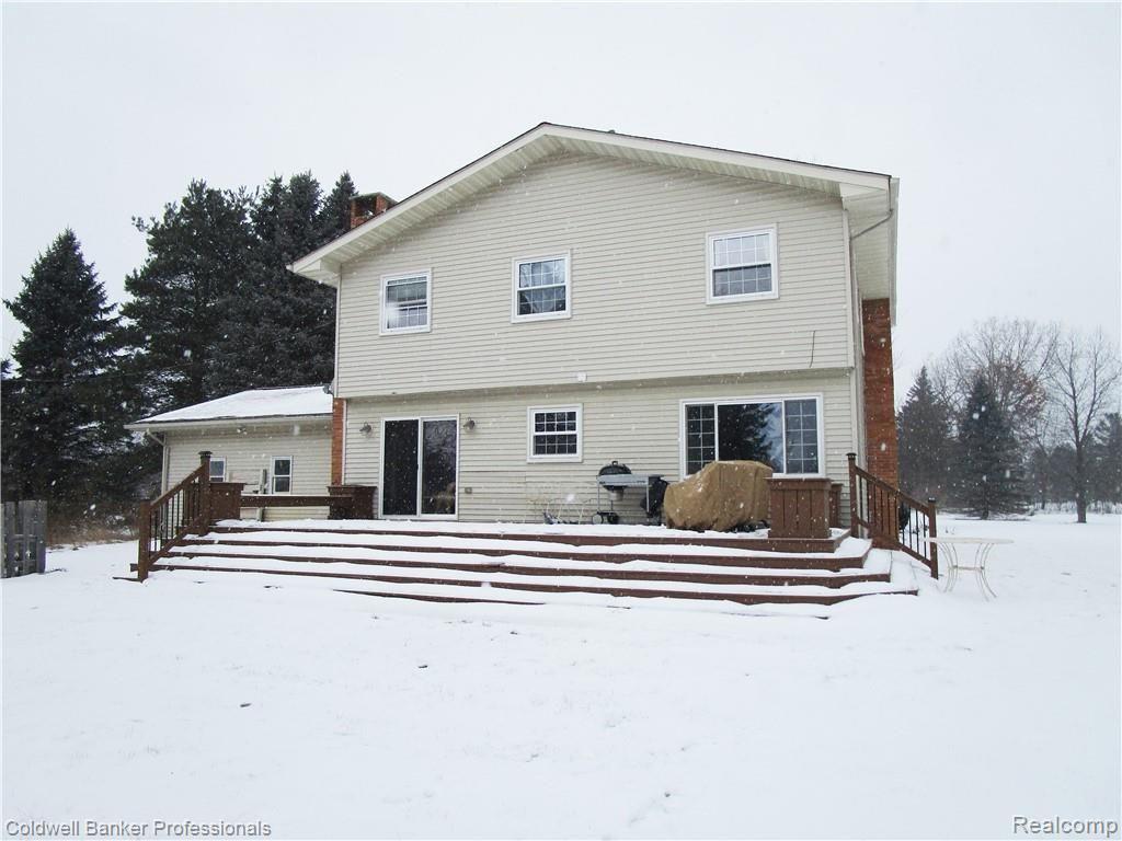 8405 Holcomb Road Clarkston, MI 48348 - Photo 8 of 52 BACK OF HOME WITH SPRAWLING DECK