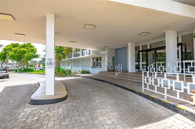 $2,850 | 7441 Wayne Avenue, Unit 4C, Miami Beach, FL 33141
