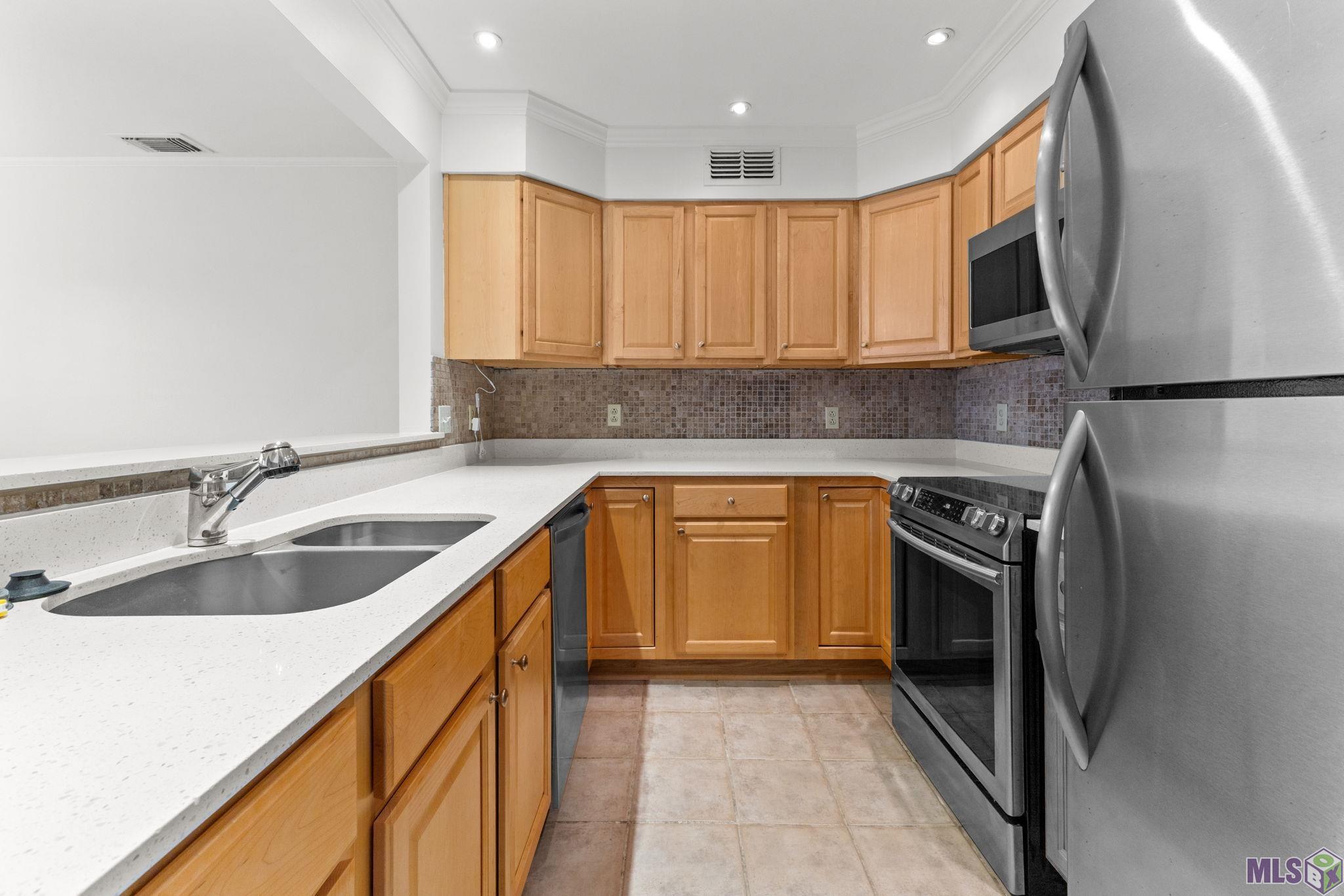 9007 Highland Road, Unit 18 Baton Rouge, LA 70810 - Photo 10 of 22 Kitchen with Stainless Steel Appliances