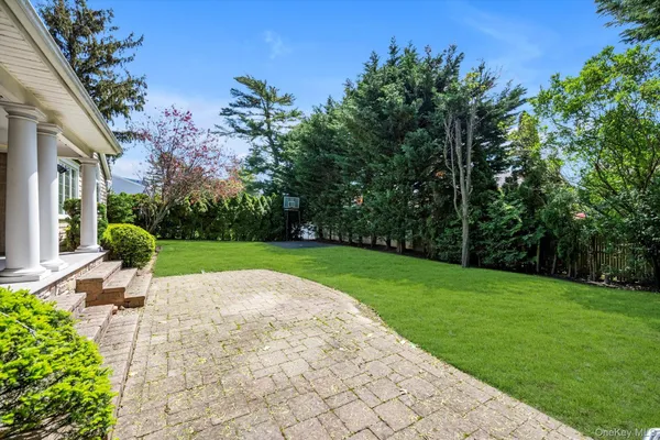 a view of backyard with garden