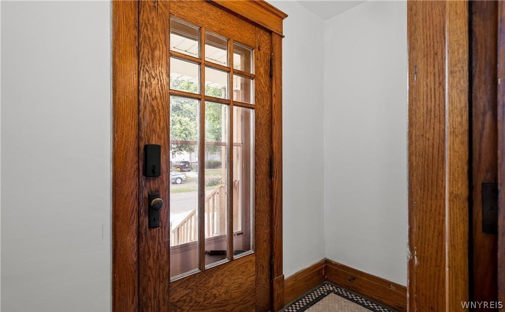 33 Harding Road Buffalo, NY 14220 - Photo 2 of 14