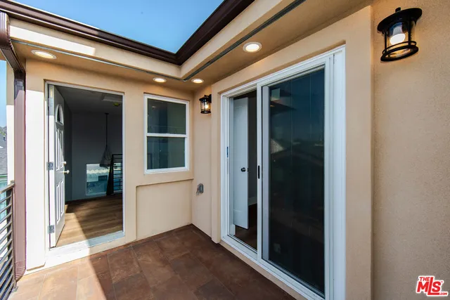 $3,850 | 2210 South Harcourt Avenue, Los Angeles, CA 90016