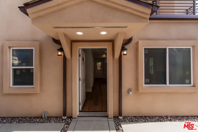 $3,850 | 2210 South Harcourt Avenue, Los Angeles, CA 90016