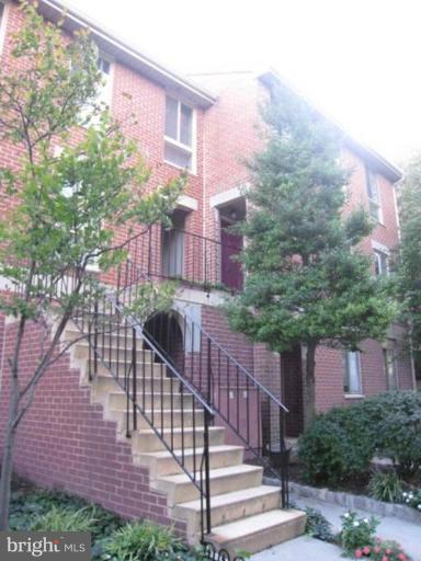 35 Andrew Place, Unit R112 Baltimore, MD 21201 - Photo 1 of 20 a view of a yard from a balcony