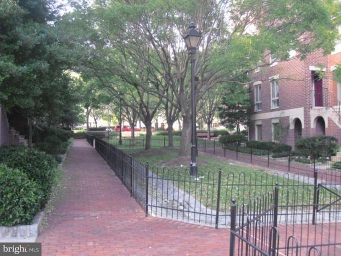 35 Andrew Place, Unit R112 Baltimore, MD 21201 - Photo 19 of 20 a view of a park with large trees