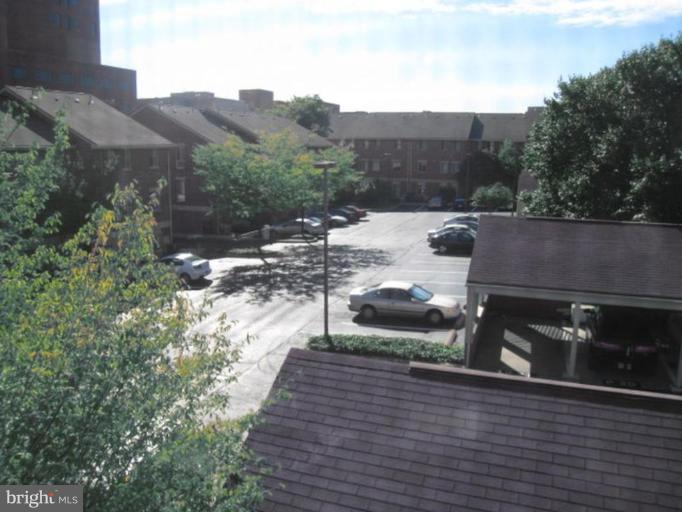 35 Andrew Place, Unit R112 Baltimore, MD 21201 - Photo 10 of 20 a view of a patio with furniture and a yard