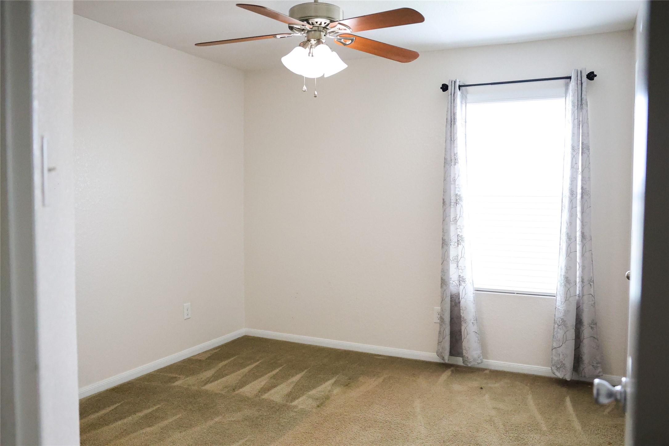 15631 South Fall Fern Circle Houston, TX 77044 - Photo 13 of 25 Bedroom #3 - 2nd Floor