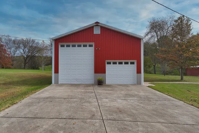 a view of a backyard with barn