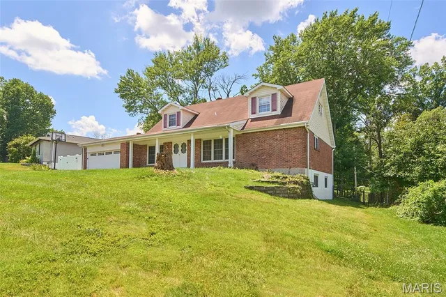 $429,900 | 449 Wildwood Parkway, Ballwin, MO 63011