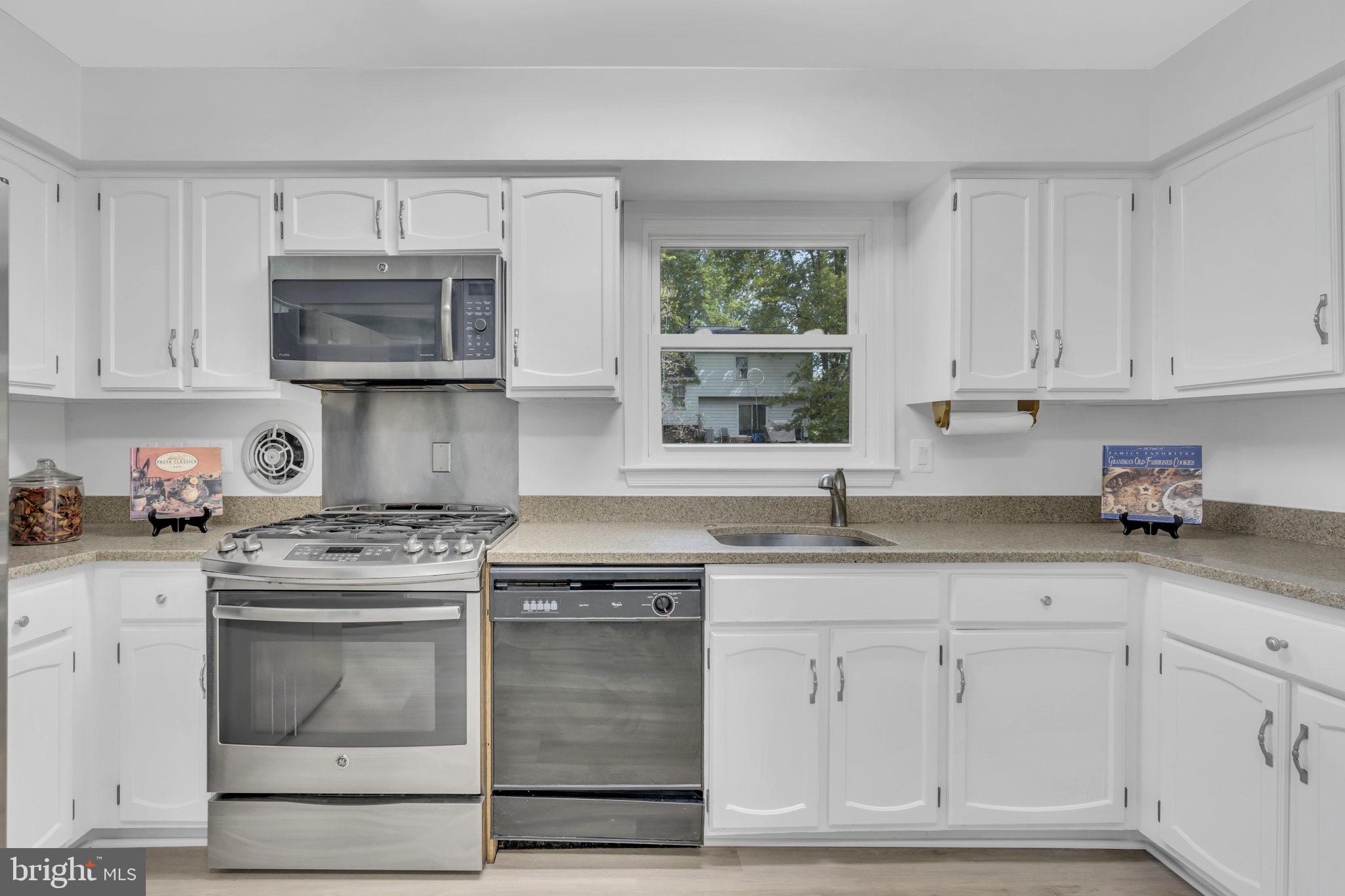1533 Arbor View Road Silver Spring, MD 20902 - Photo 13 of 37 Gas cooking and ample cabinet space
