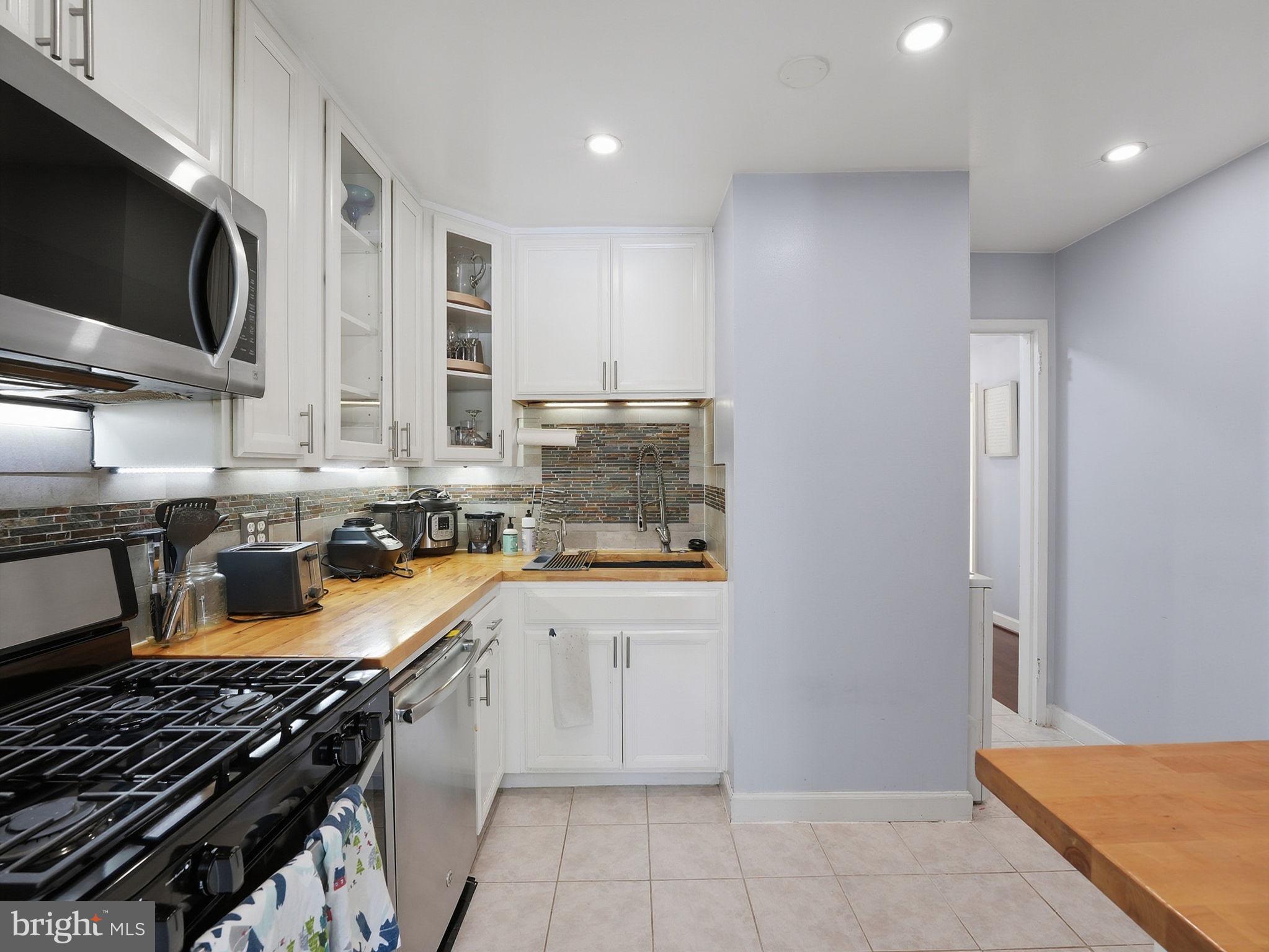 1546 Northgate Square, Unit 21C Reston, VA 20190 - Photo 9 of 33 Kitchen with Appliances