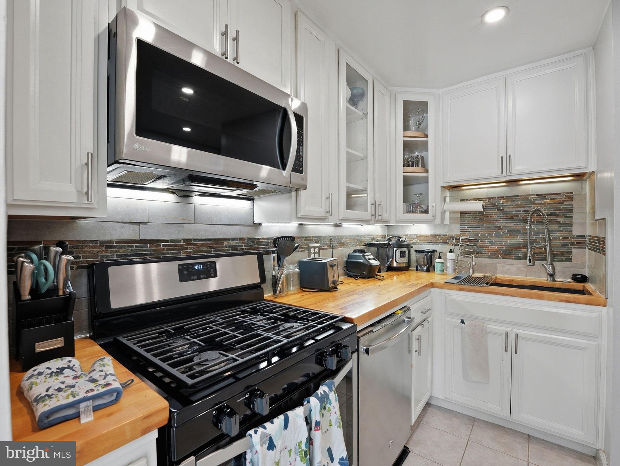 1546 Northgate Square, Unit 21C Reston, VA 20190 - Photo 10 of 33 Kitchen with Appliances