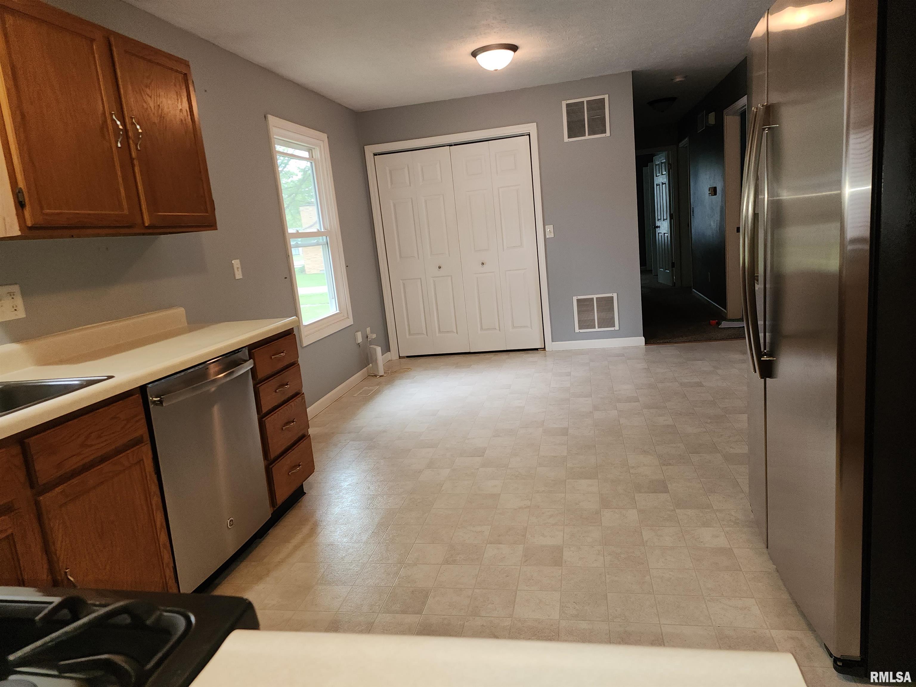 505 Northeast 3rd Street Atlanta, IL 61723 - Photo 10 of 19