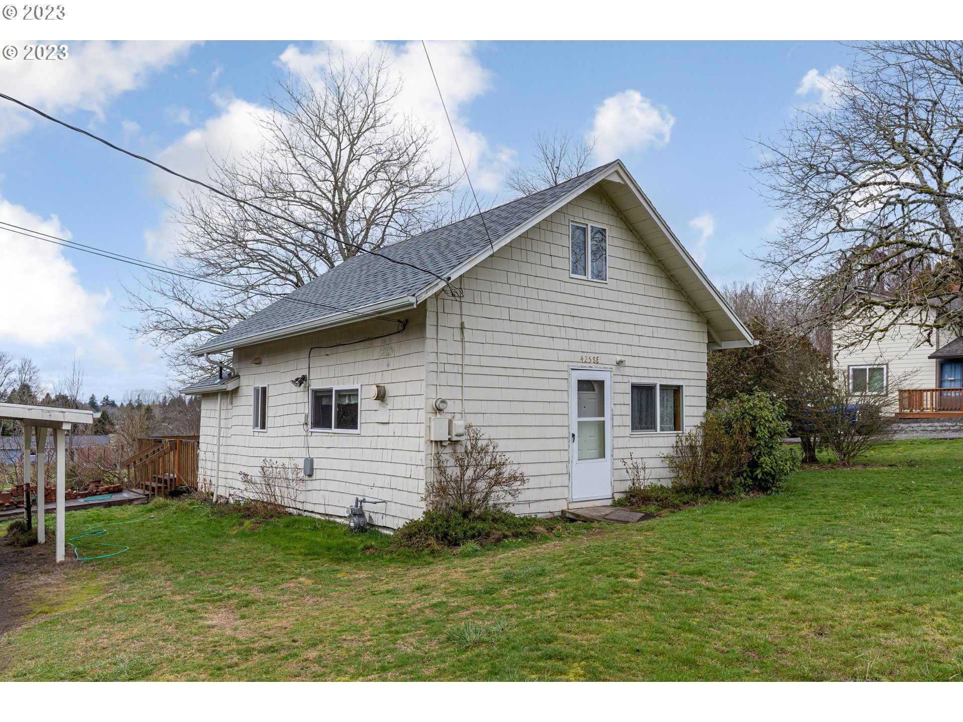 425 Southeast Williams Road Gresham, OR 97080 - Photo 4 of 30 a view of a house with a yard