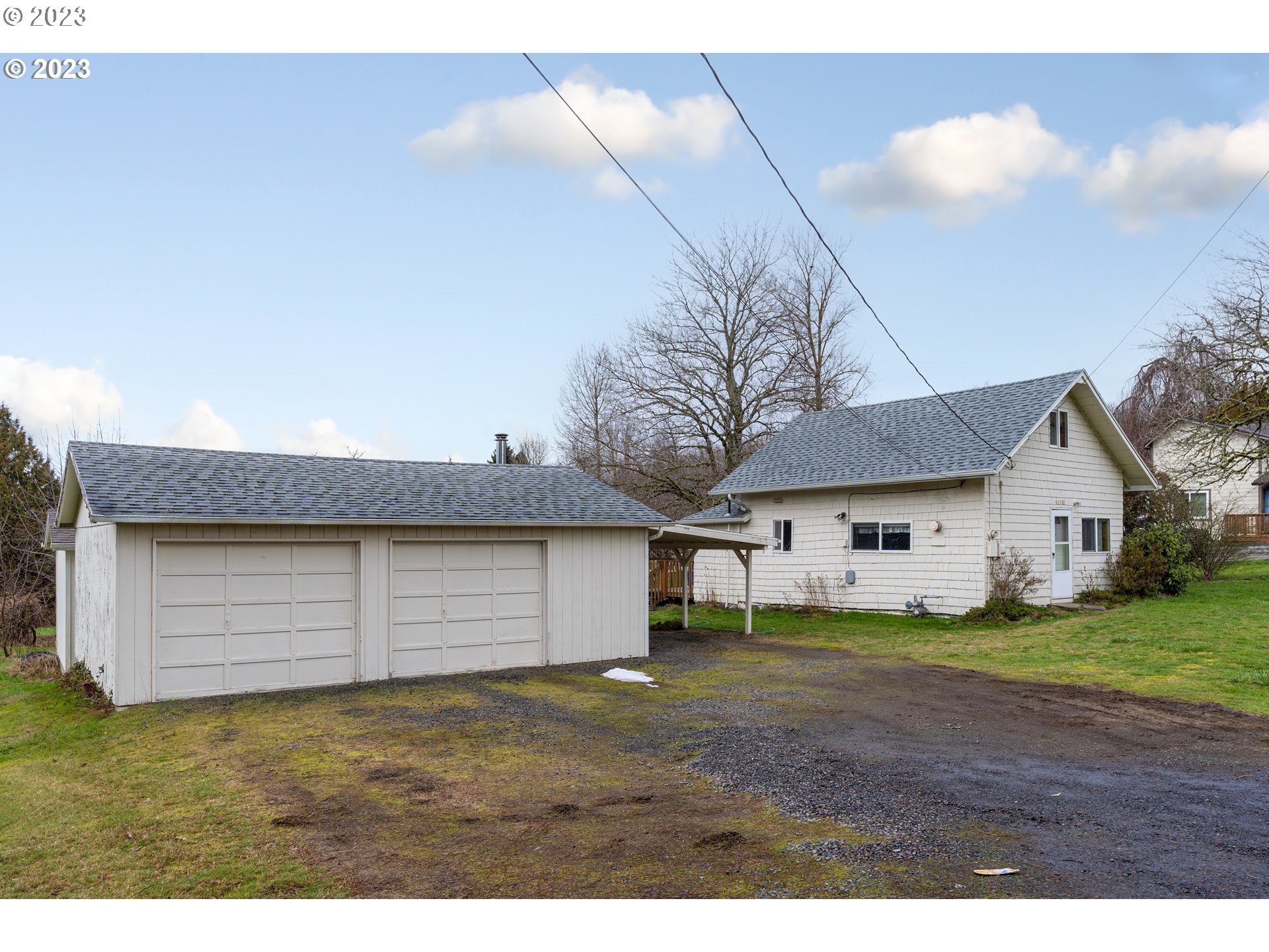 425 Southeast Williams Road Gresham, OR 97080 - Photo 5 of 30 a view of large house with a outdoor space