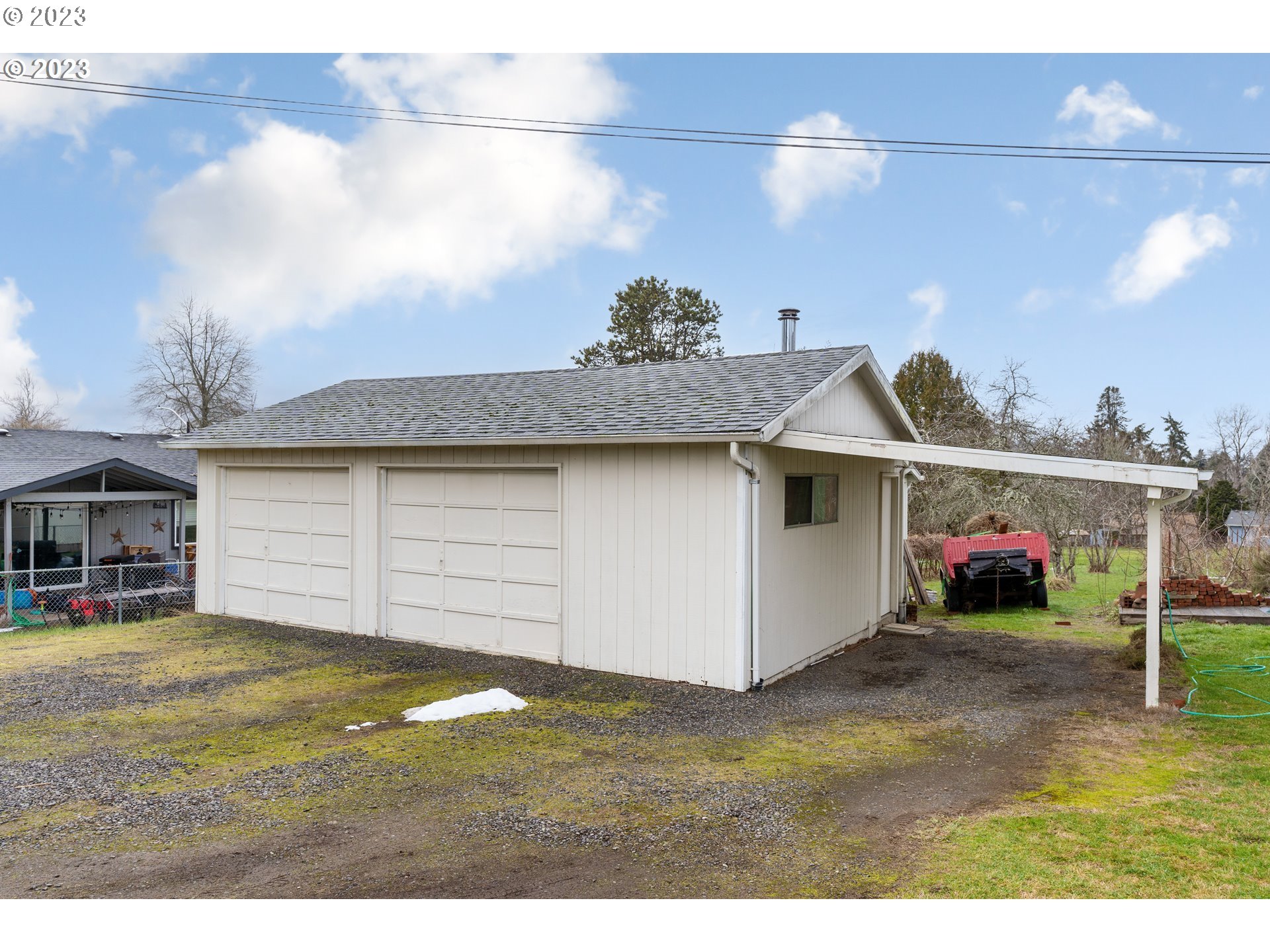 425 Southeast Williams Road Gresham, OR 97080 - Photo 6 of 30 a view of a backyard of a house