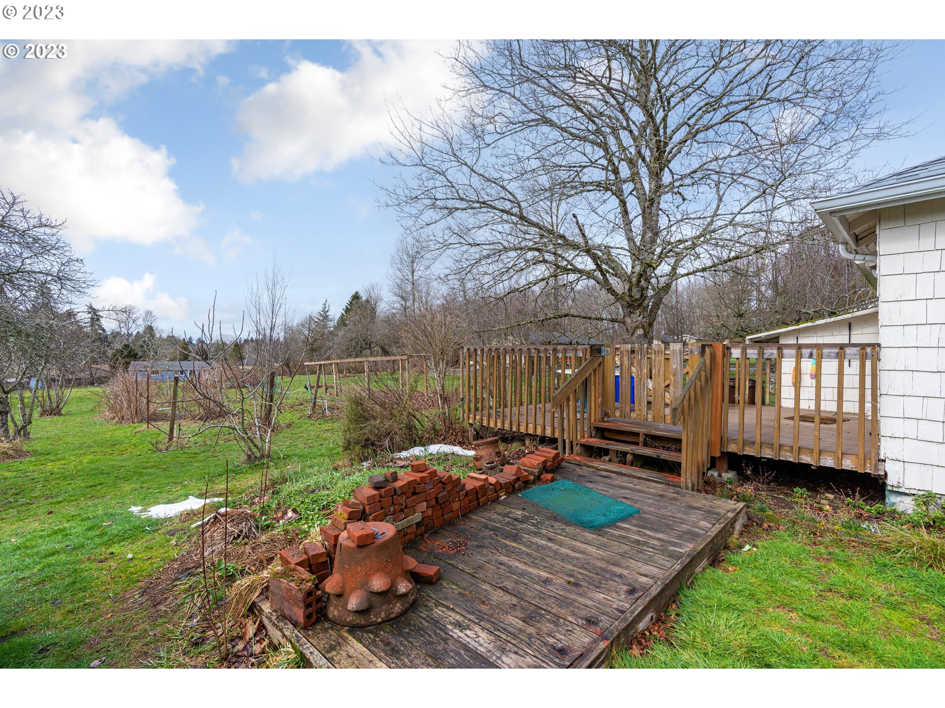 425 Southeast Williams Road Gresham, OR 97080 - Photo 7 of 30 a view of yard with small huts and green space