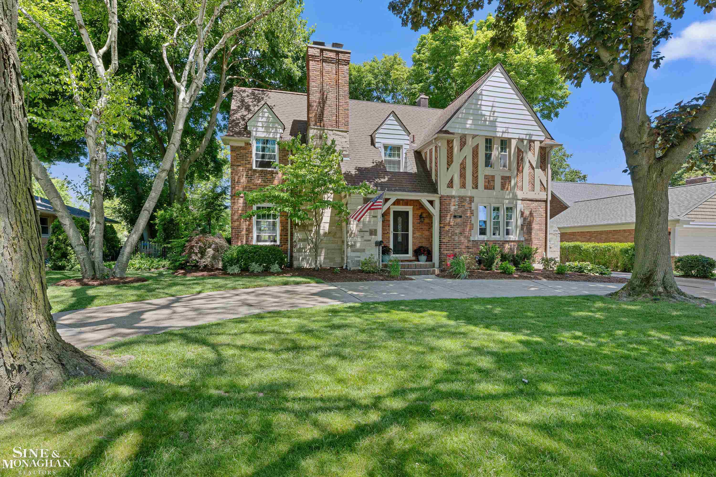 100 Roslyn Road Grosse Pointe Woods, MI 48236 - Photo 1 of 55