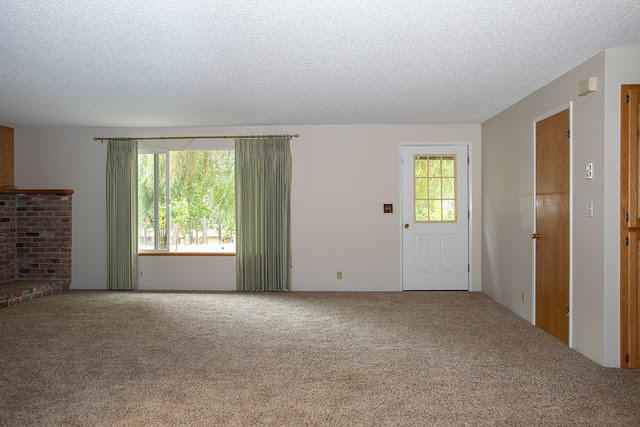 6141 New Hope Road Grants Pass, OR 97527 - Photo 18 of 49 Living Room