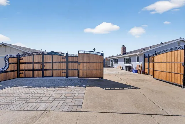 a view of a backyard