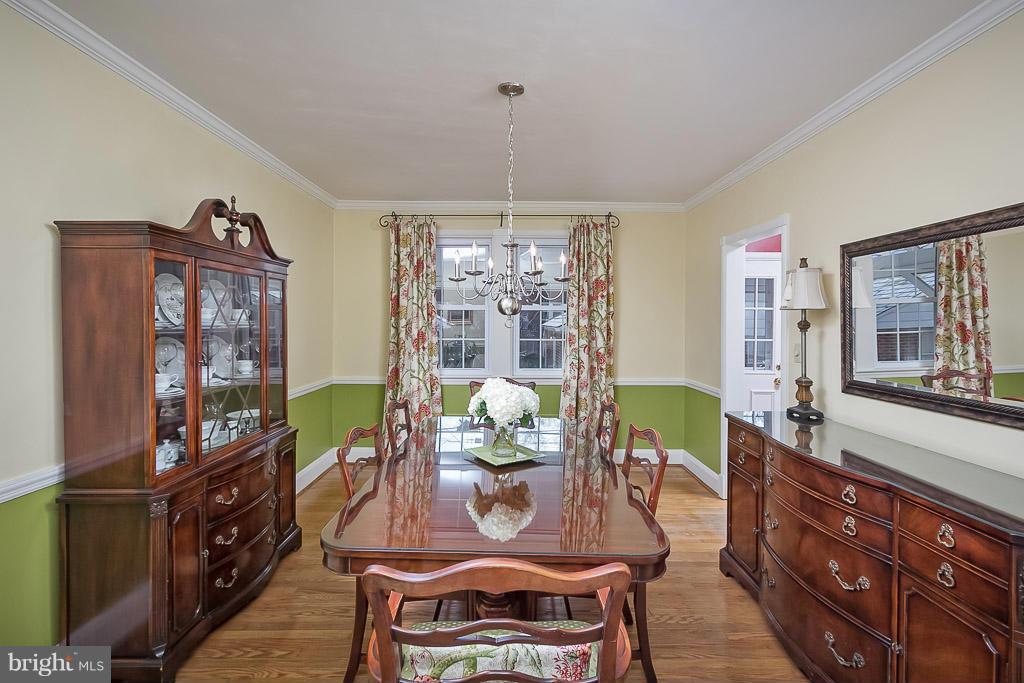 227 Dumbarton Road Baltimore, MD 21212 - Photo 11 of 30 a dining room with furniture and window