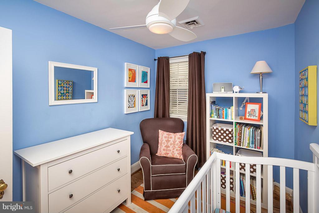 227 Dumbarton Road Baltimore, MD 21212 - Photo 19 of 30 a room with furniture and a window