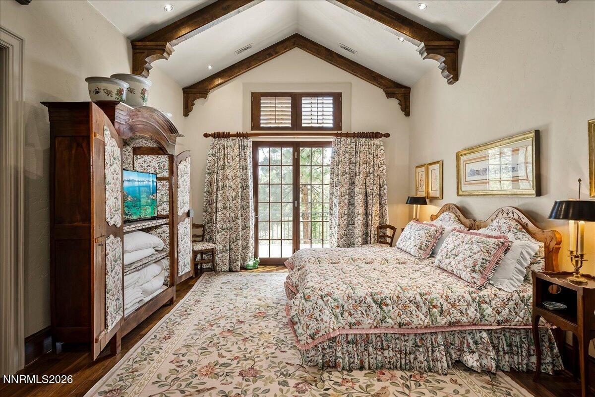 6025 Lake Geneva Drive Reno, NV 89511 - Photo 37 of 72 a bedroom with a large bed and a window