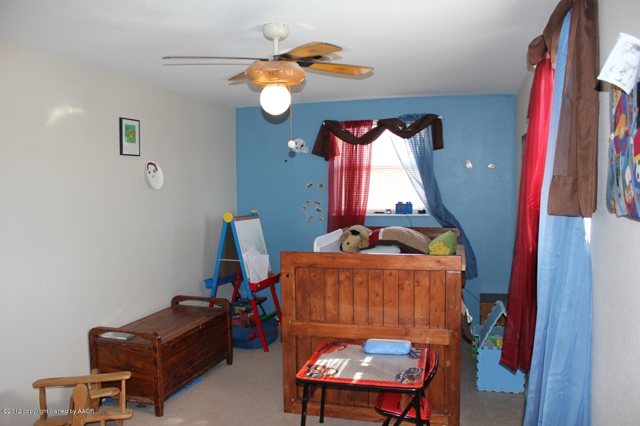3609 Beacon Road Amarillo, TX 79118 - Photo 17 of 26 a room with a workspace