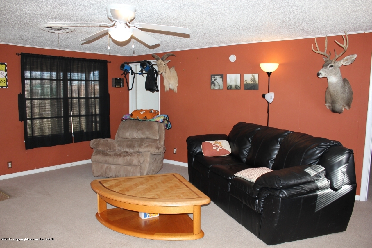 3609 Beacon Road Amarillo, TX 79118 - Photo 9 of 26 a living room with furniture