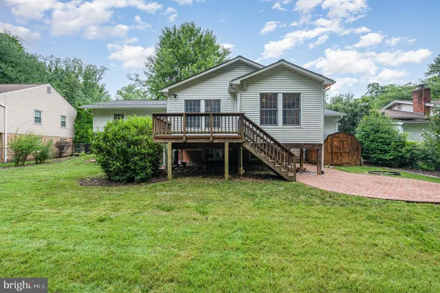 a view of a house with backyard and garden