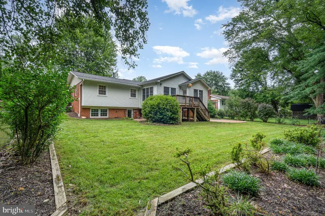 a view of a house with backyard and garden