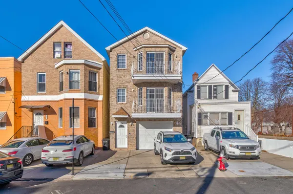 $2,600 | 225 Belvidere Avenue, Unit 1, Jersey City, NJ 07306