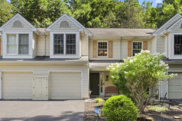 $295,000 | 297 Commons Drive, Oakmont, PA 15139