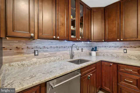 $300,000 | 3001 Veazey Terrace Northwest, Unit 715, Washington, DC 20008