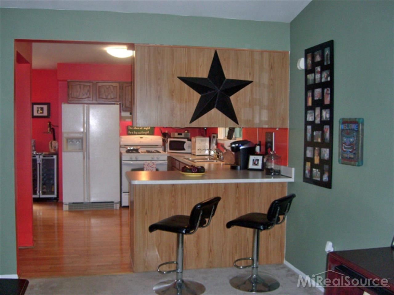 627 Kentucky Drive Rochester, MI 48307 - Photo 4 of 8 KITCHEN OPEN TO GREAT ROO