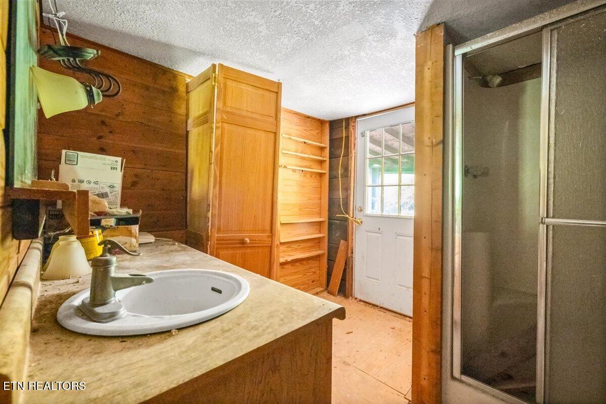 104 Jackson Road Andersonville, TN 37705 - Photo 23 of 37 Spacious Full Bathroom