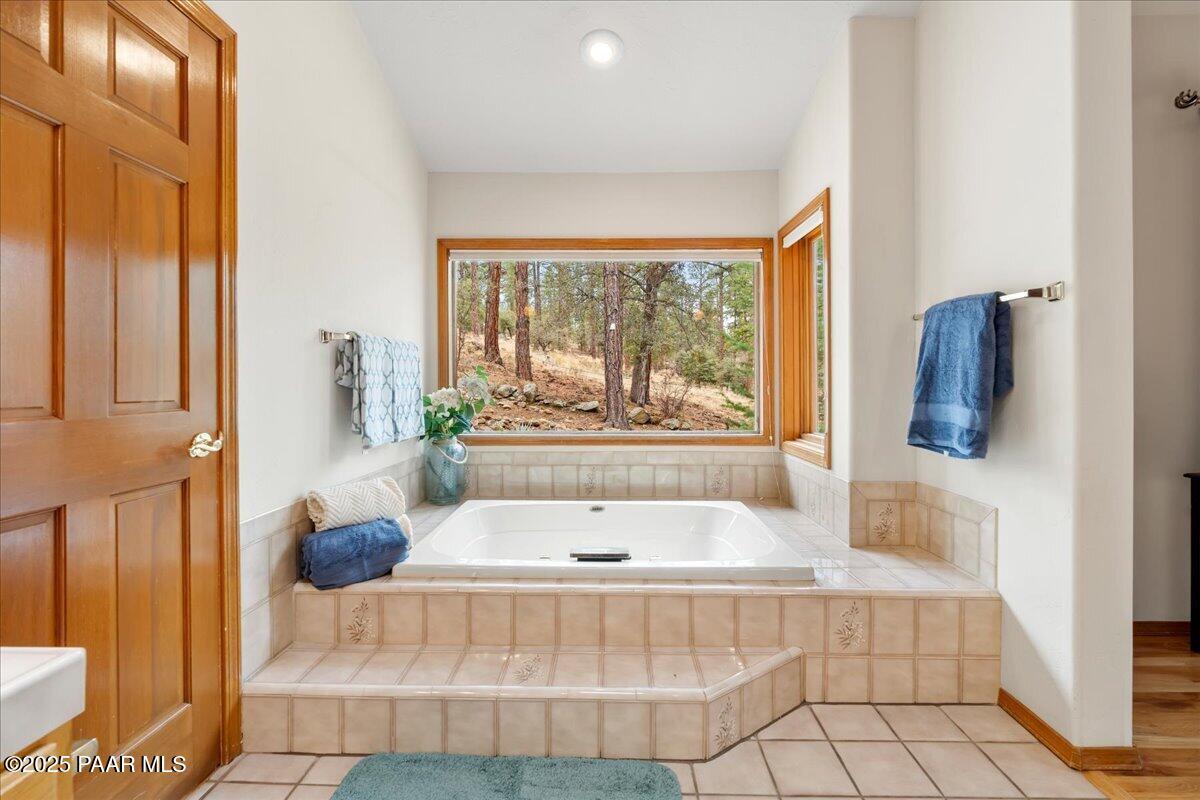 1940 Coyote Road Prescott, AZ 86303 - Photo 20 of 39 23-Primary Bathroom Tub