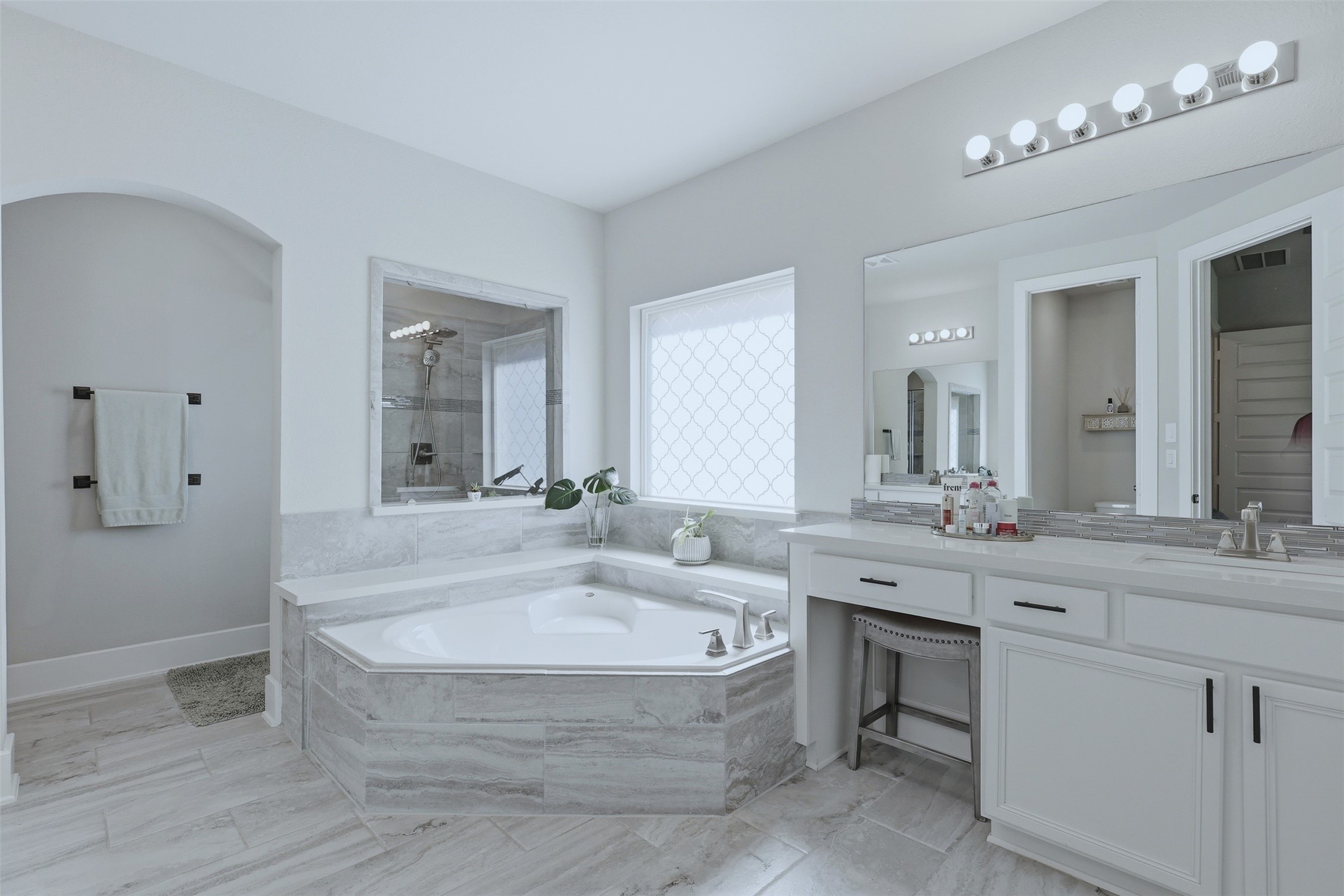15133 Mahogany Trail Conroe, TX 77302 - Photo 22 of 49 a bathroom with a tub sink and mirror