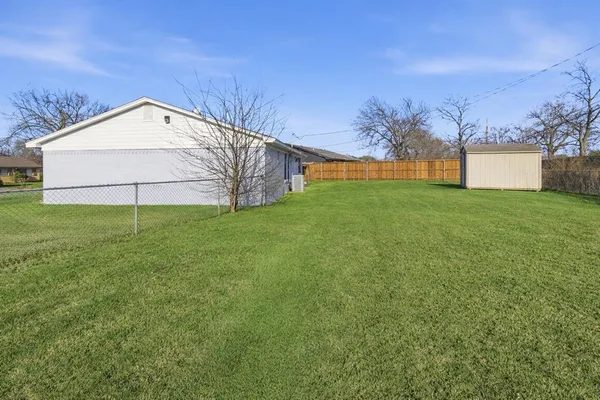 a view of a backyard