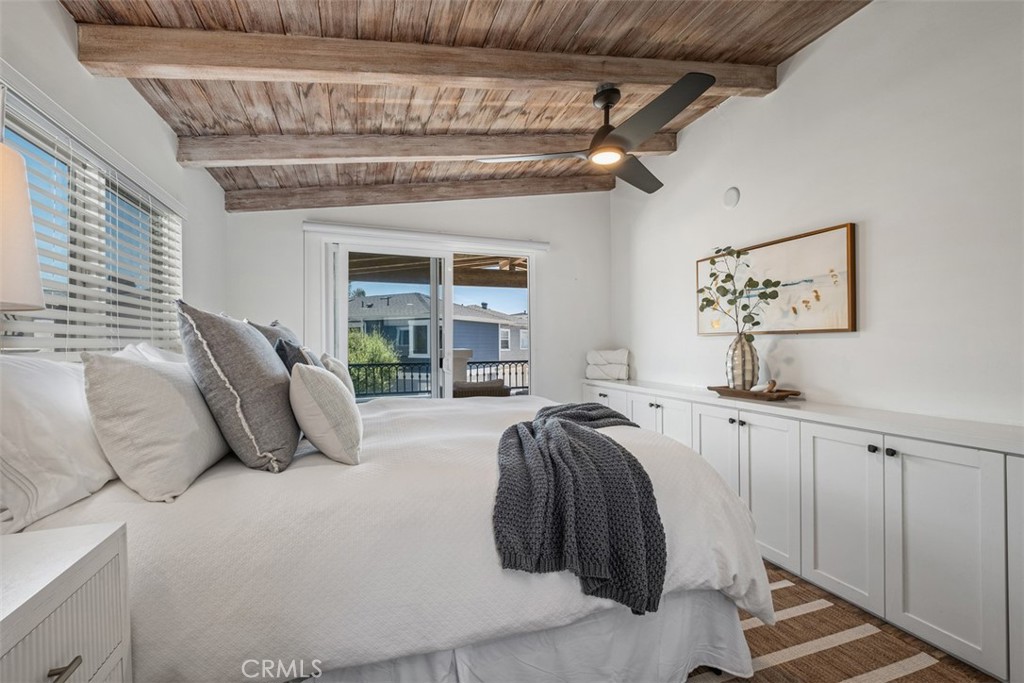 3810 Channel Place Newport Beach, CA 92663 - Photo 35 of 43 a spacious bedroom with a bed and window