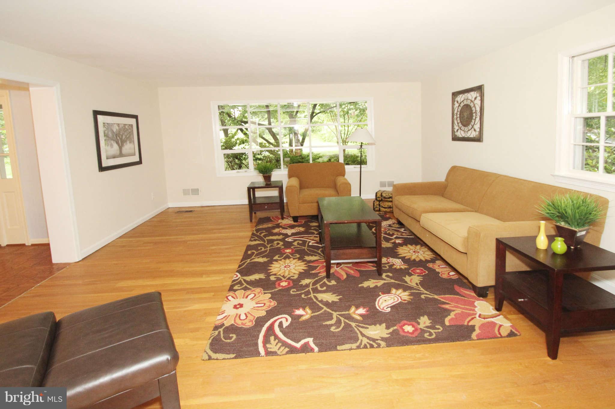10607 Meadowhill Road Silver Spring, MD 20901 - Photo 5 of 27 Living Room