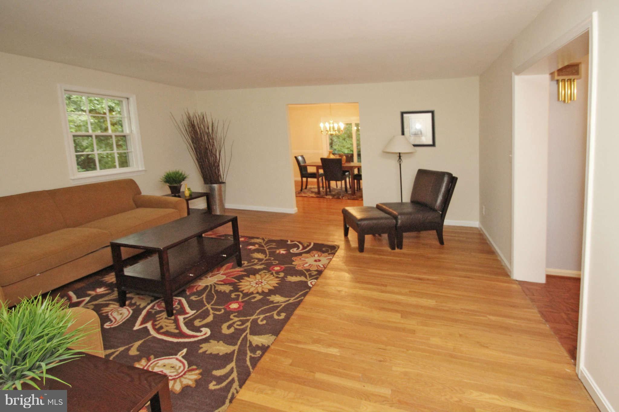 10607 Meadowhill Road Silver Spring, MD 20901 - Photo 6 of 27 Living Room
